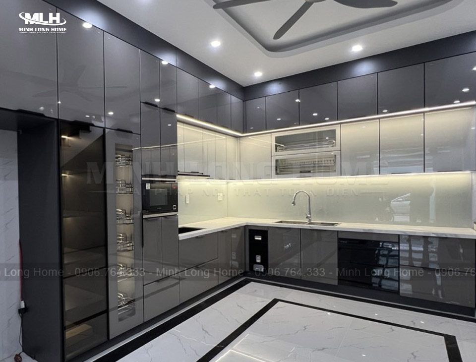 Tủ bếp inox cánh kính cường lực là lựa chọn bền bỉ sang trọng