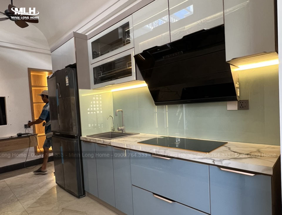 Tủ bếp inox cánh kính Tủ bếp inox cánh kính chữ i hiện đại