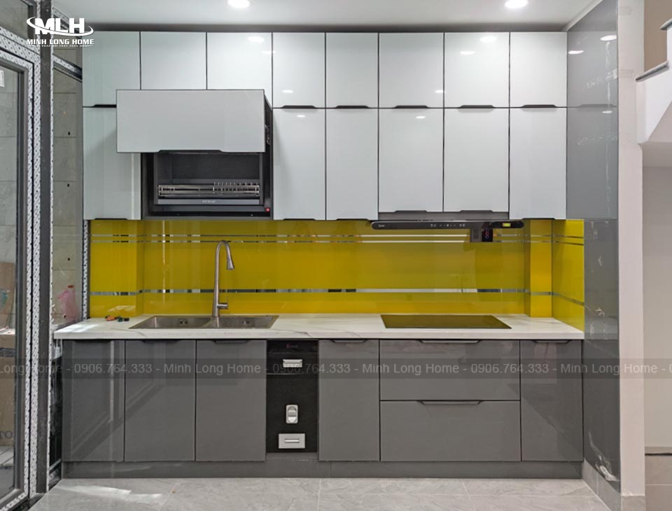 Tủ bếp inox cánh kính Tủ bếp inox cánh kính phối màu sơn độc đáo