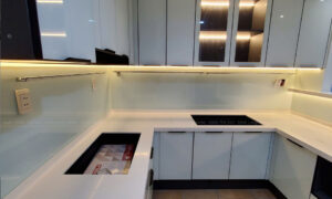 Kính ốp tường cho tủ bếp