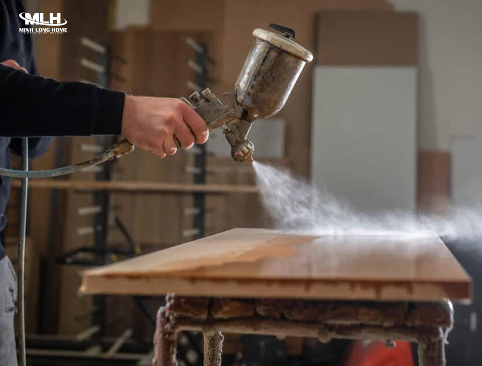 Cách bảo quản tủ bếp gỗ tự nhiên tránh cong vênh Gỗ tự nhiên cần được xử lý tẩm sấy chống cong vênh và phủ sơn chống mối mọt, ẩm mốc kỹ lưỡng