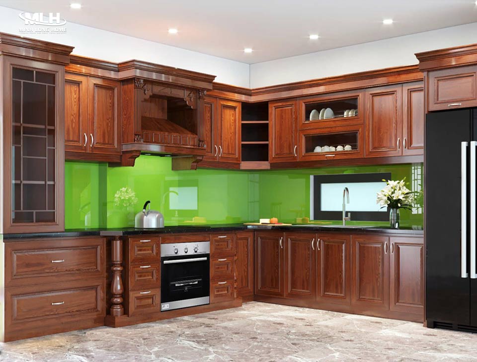 Các loại gỗ tự nhiên phổ biến làm tủ bếp: Sồi, Xoan Đào, Óc Chó, Căm Xe, Gõ Đỏ, Lim Gỗ lim cao cấp có độ cứng và bền lý tưởng để làm tủ bếp