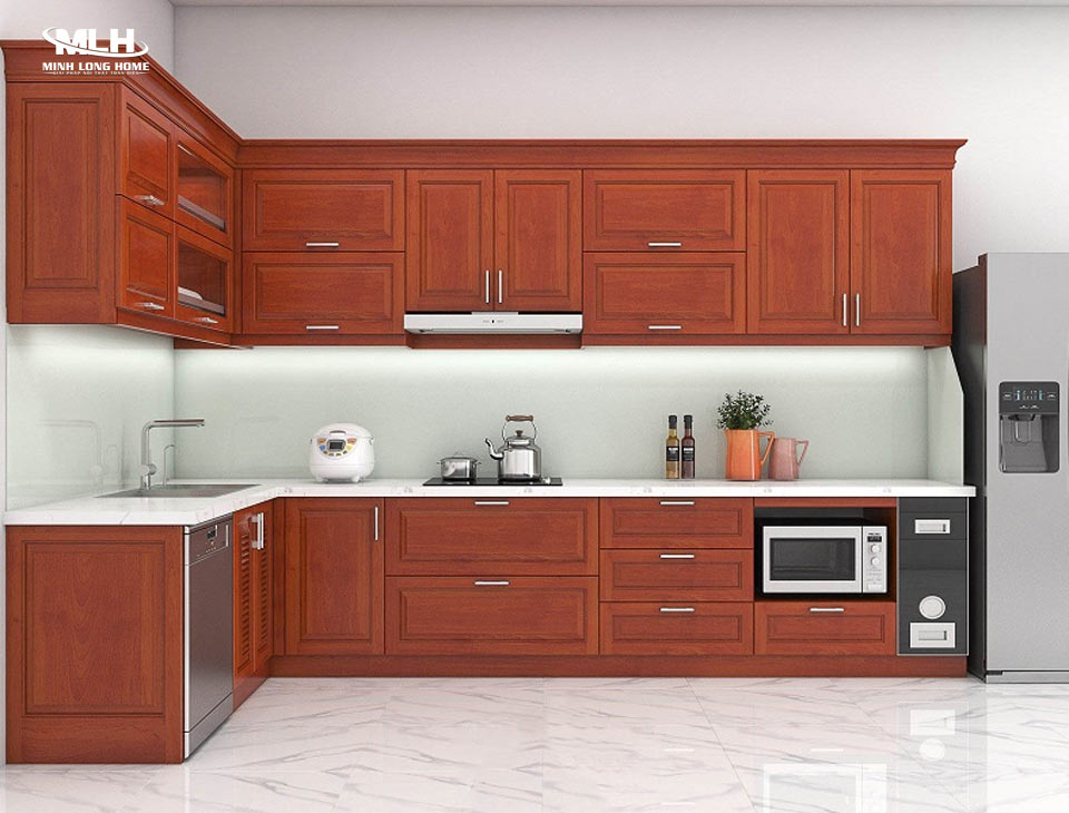 Các loại gỗ tự nhiên phổ biến làm tủ bếp: Sồi, Xoan Đào, Óc Chó, Căm Xe, Gõ Đỏ, Lim Gỗ xoan dào màu ấm làm tủ bếp gỗ tự nhiên càng ấm cúng