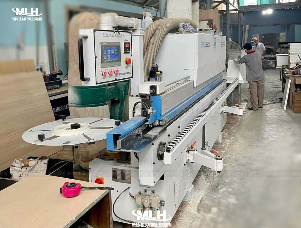 Có nên dùng tủ bếp gỗ công nghiệp cho nhà bếp ẩm ướt? Kỹ thuật gia công dán cạnh quyết định chất lượng tủ bếp gỗ công nghiệp - Quy trình gia công tủ bếp tại Tủ Bếp Minh Long