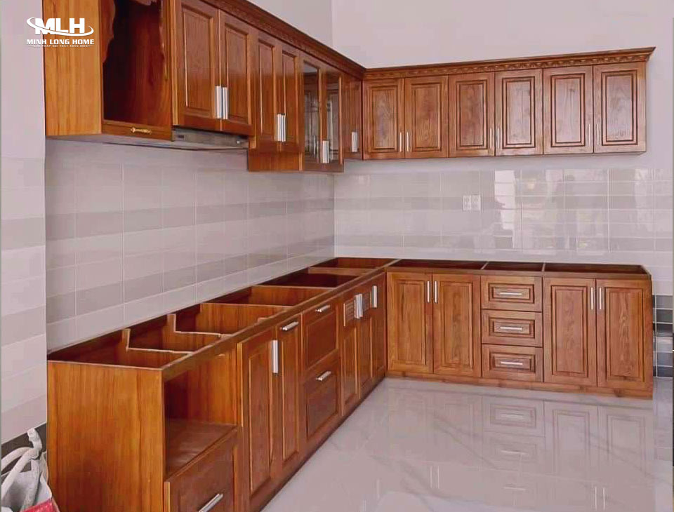 Lưu ý khi lắp đặt tủ bếp gỗ tự nhiên Lắp đặt cánh tủ và hộc kéo tủ bếp gỗ tự nhiên
