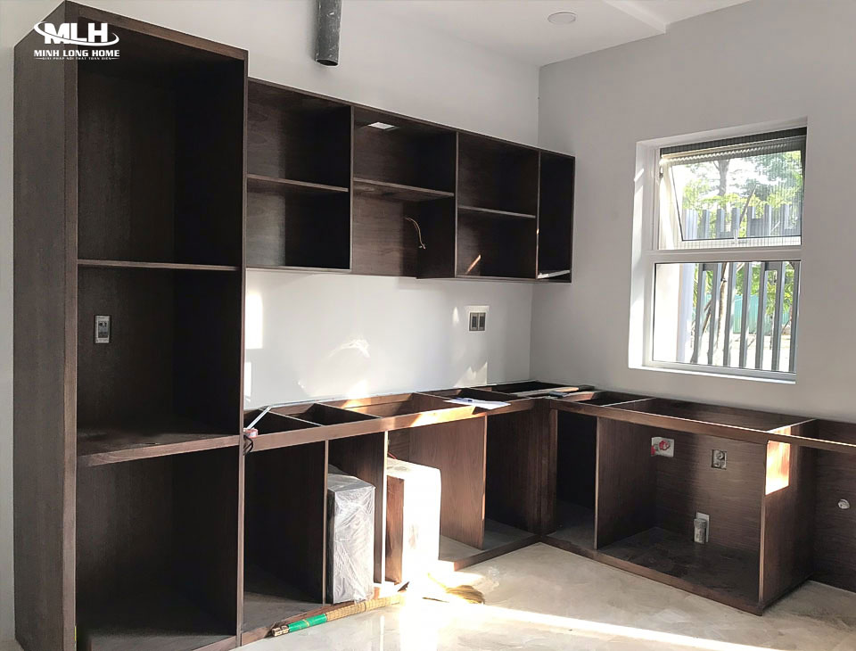 Lưu ý khi lắp đặt tủ bếp gỗ tự nhiên Lắp đặt hệ khung tủ bếp gỗ tự nhiên vào tường