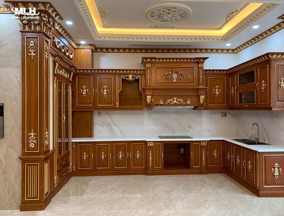 Tủ bếp gỗ tự nhiên theo phong cách cổ điển Tủ bếp gỗ tự nhiên cổ điển phối chi tiết vàng đồng