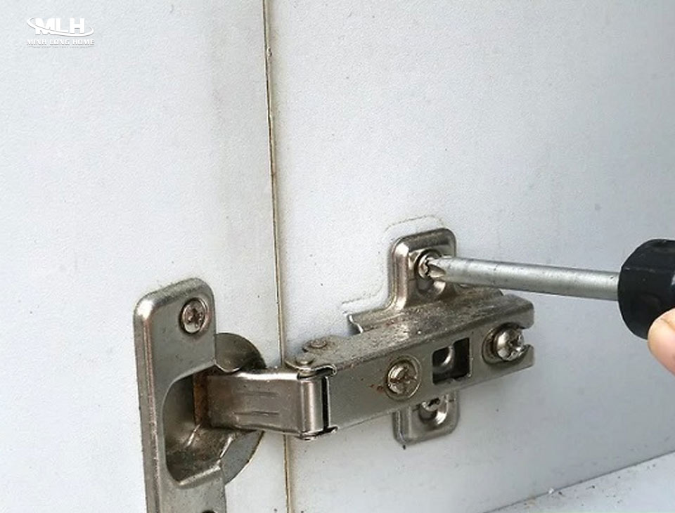 Cách bảo quản tủ bếp gỗ công nghiệp luôn như mới Bản lề sỉ sét do không được bảo quản hoặc kém chất lượng