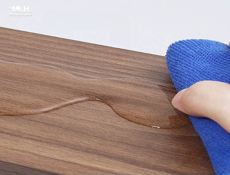 Cách bảo quản tủ bếp gỗ công nghiệp luôn như mới Chất tẩy rửa mạnh và nước đọng trên bề mặt là nguyên nhân gây hư hỏng tủ bếp gỗ công nghiệp