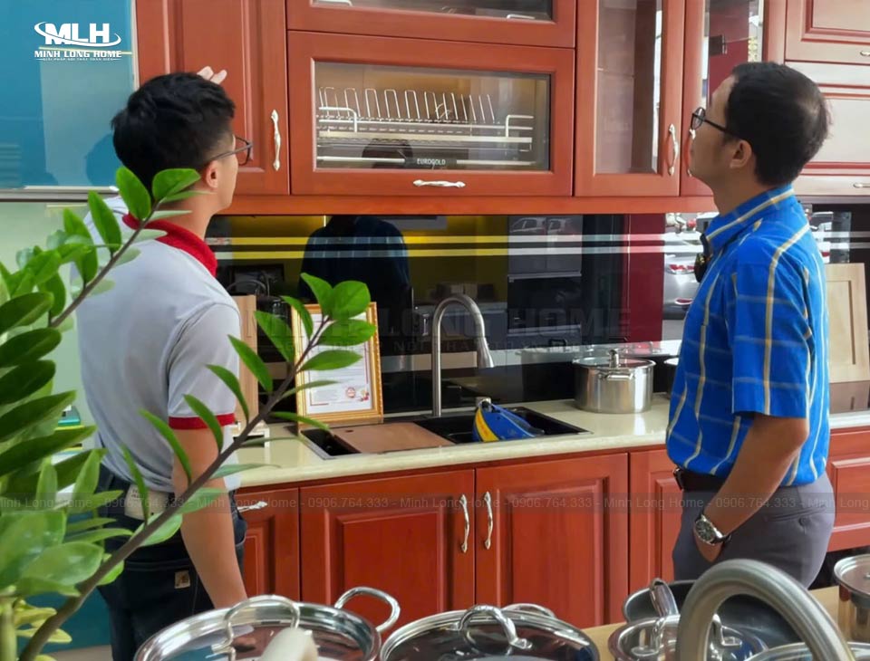 Tủ bếp gỗ công nghiệp là gì? Có bền không? Đội ngũ chuyên viên tư vấn thiết kế chuyên nghiệp và thợ thi công kinh nghiệm lâu năm của Minh Long cam kết chất lượng đạt chuẩn