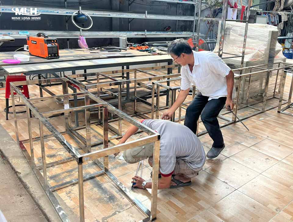 Ưu nhược điểm của tủ bếp inox cánh kính Thời gian sản xuất tủ bếp inox cánh kính