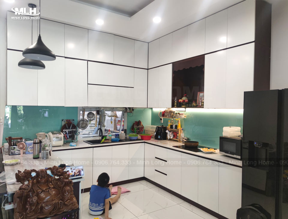 Độ bền tủ bếp nhựa so với inox