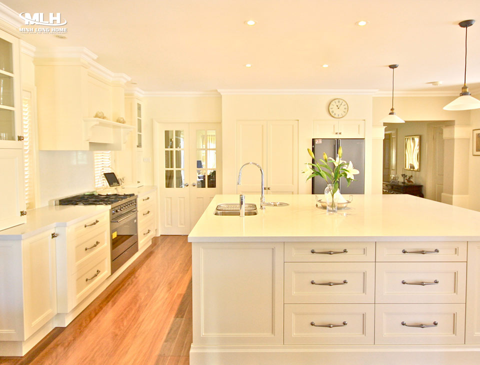 Tủ bếp MDF sơn trắng thiết kế Tân cổ điển là phong cách phổ biến nhất 