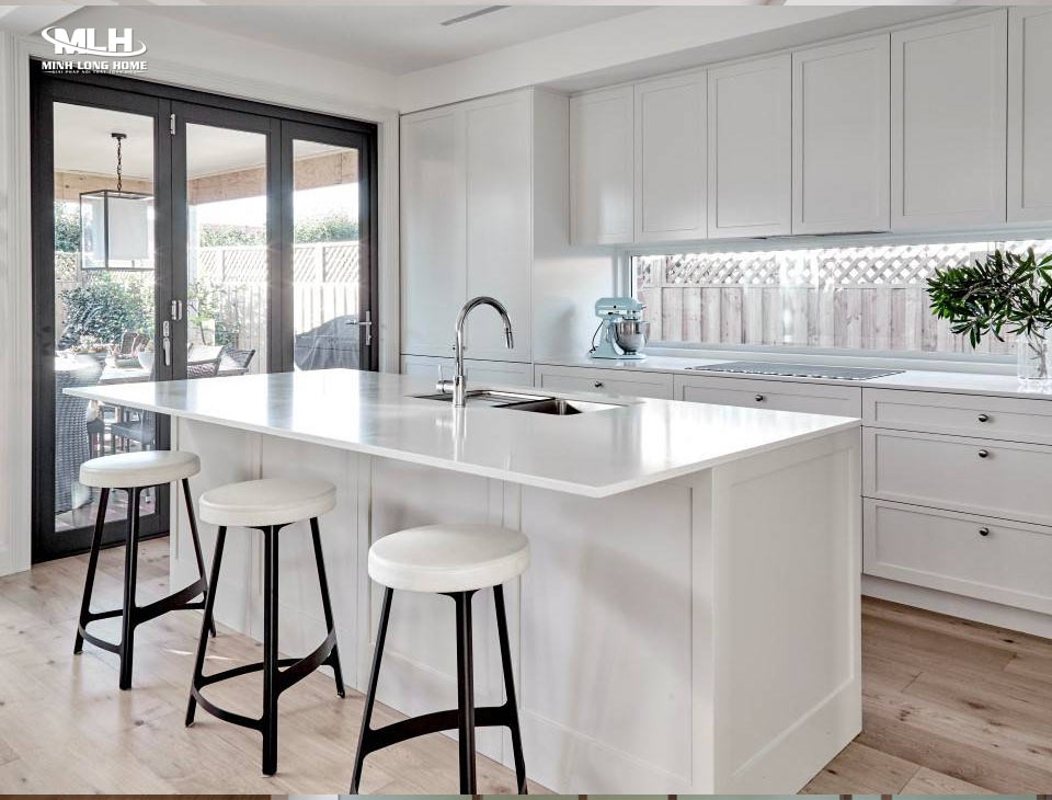 Mẫu tủ bếp MDF sơn trắng có bàn đảo
