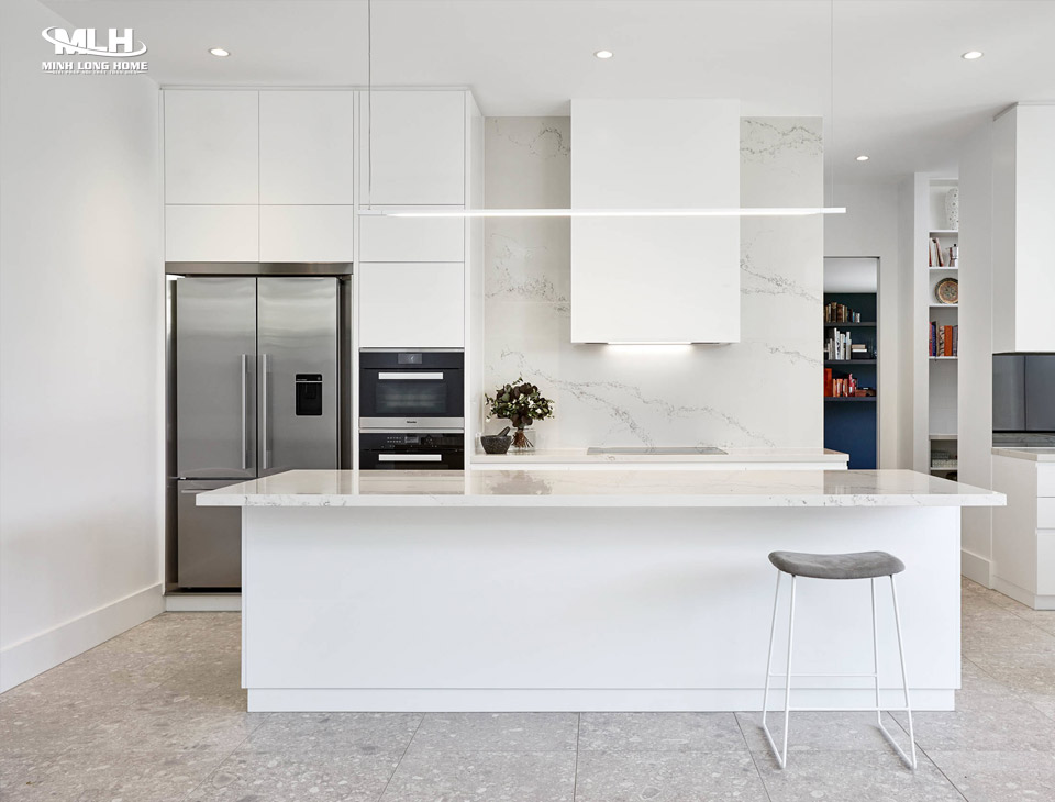Tủ bếp MDF sơn trắng hiện đại là thiết kế ít chi tiết, cánh tủ phẳng  không cầu kỳ