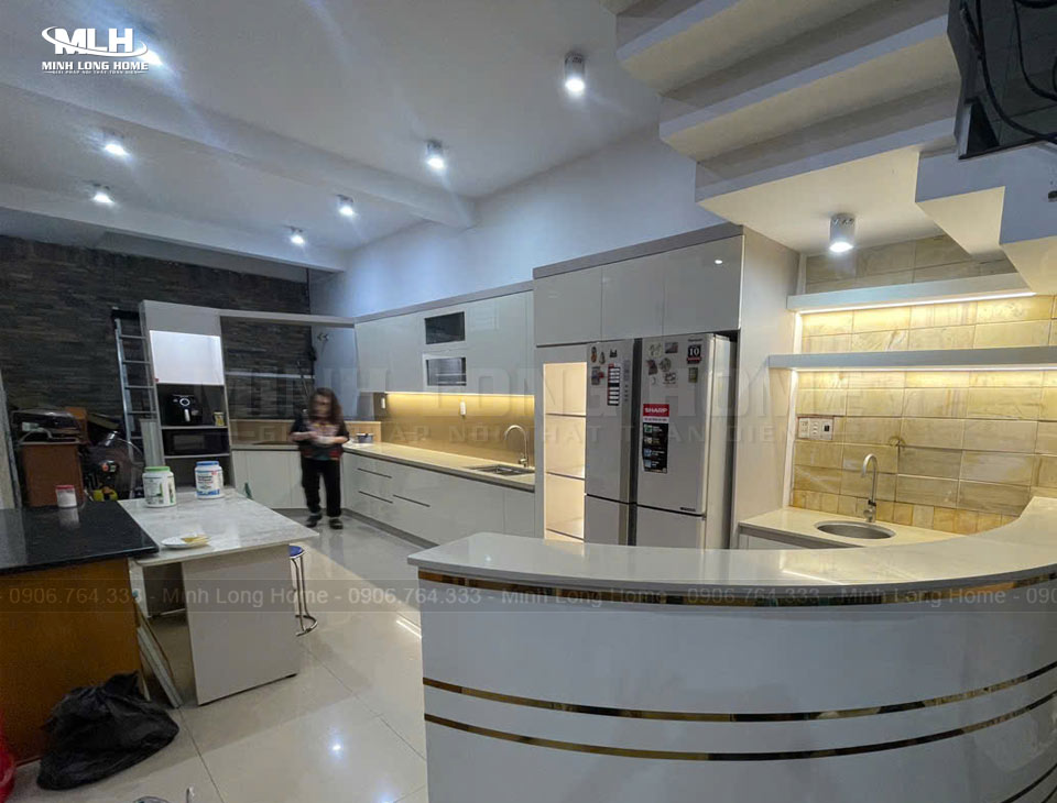 Tủ bếp quầy bar acrylic nhà chú Việt Hy quận 7
