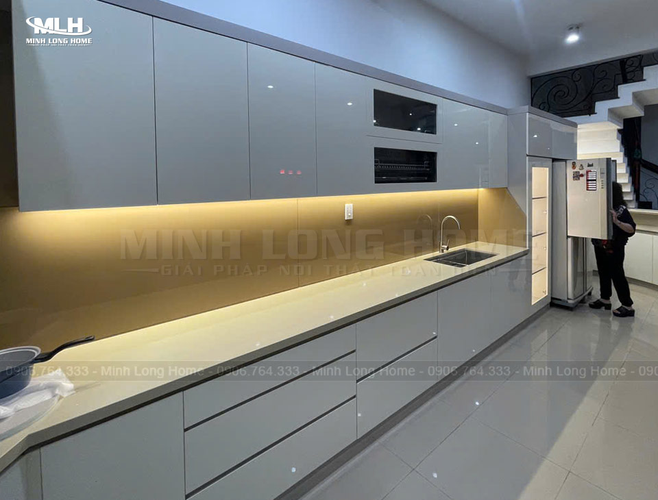 Tủ bếp quầy bar acrylic chú Việt Hy thực tế