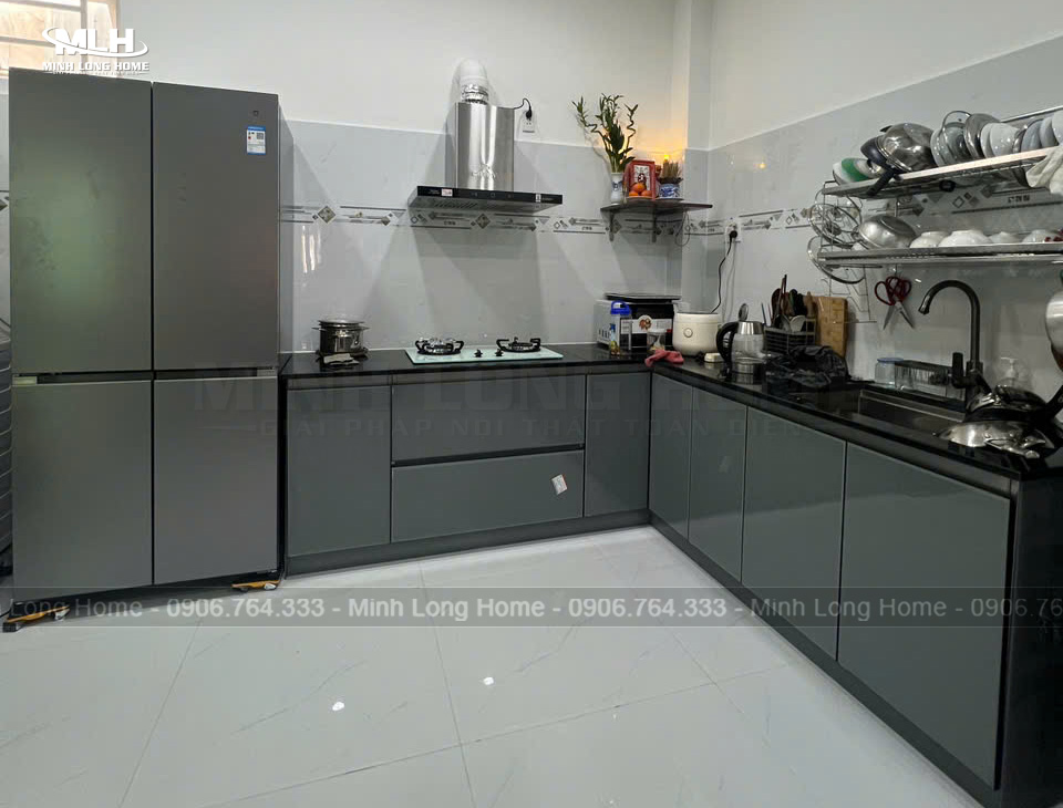 Mẫu tủ bếp inox cánh Acrylic so với cánh kính