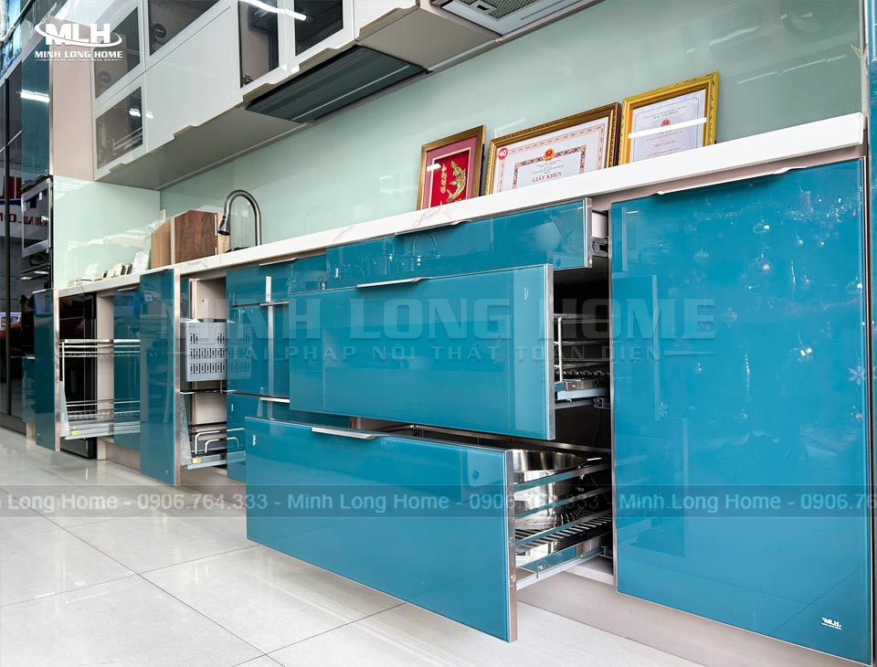 Tủ bếp chữ i dài 3m cánh kính cường lực