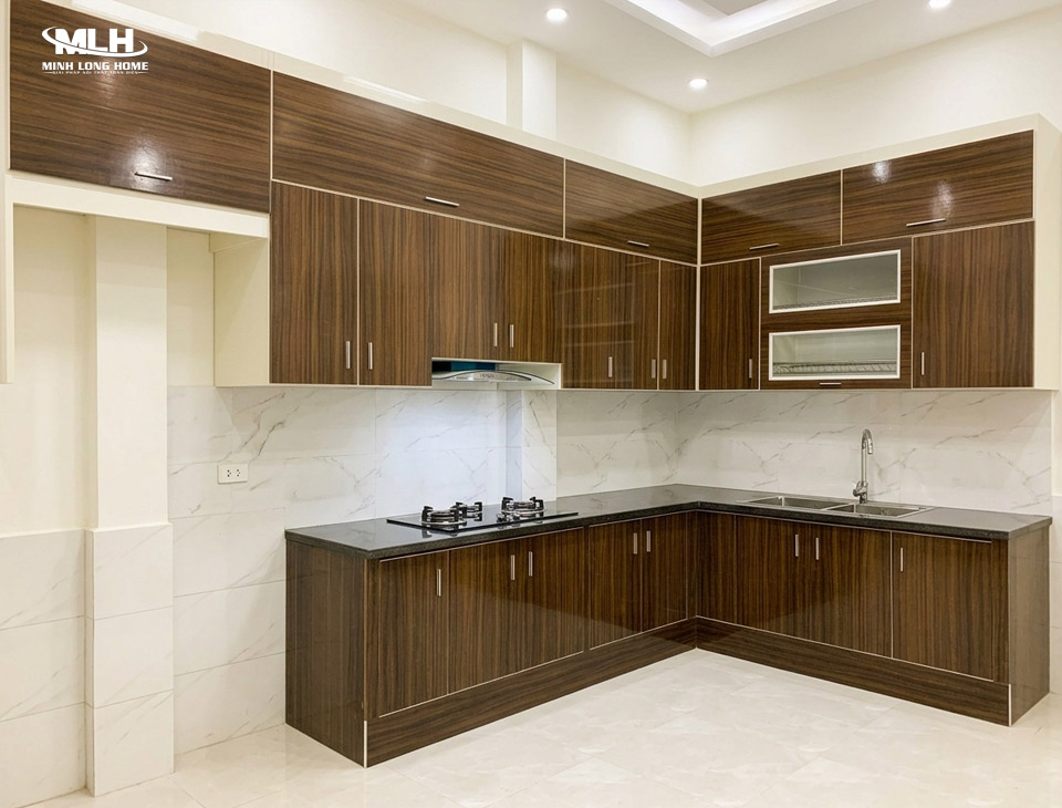 Tủ bếp nhựa có những loại nào? So sánh ưu nhược điểm từng loại Tủ bếp nhựa rỗng vân gỗ