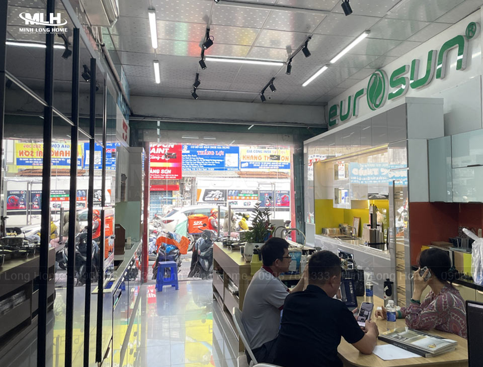 Showroom Tủ Bếp Minh Long trưng bày tủ bếp, phụ kiện, thiết bị bếp Showroom Tủ Bếp Minh Long tư vấn khách hàng