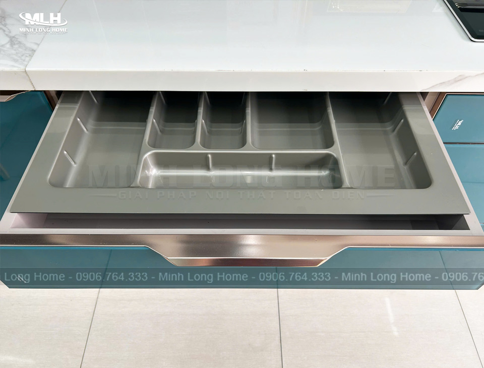 8 Phụ kiện tủ bếp cần thiết nên lắp Phụ kiện khay chia thìa
