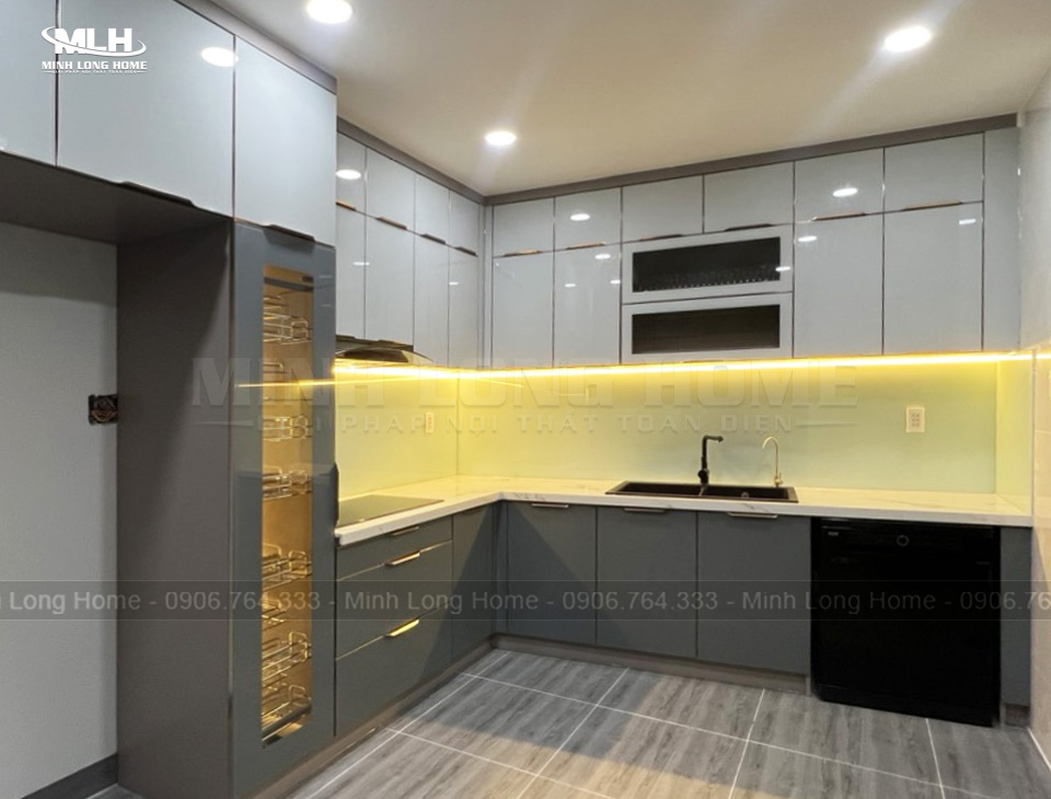 Tủ bếp nhôm kính xám chữ L kịch trần