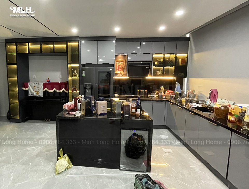Tủ bếp nhôm kính xám có bàn đảo