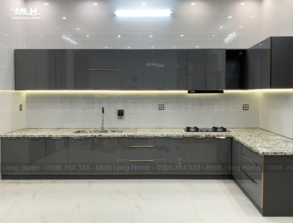 Tủ bếp nhôm kính xám tối giản hiện đại